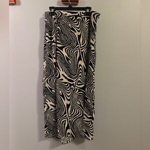 size S urban outfitters black and cream design midi skirt with slit and buttons.